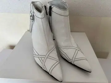 화이트 스틸레토 부티