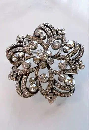 FOXEY 꽃 모양 실버 브로치 크리스탈 장식