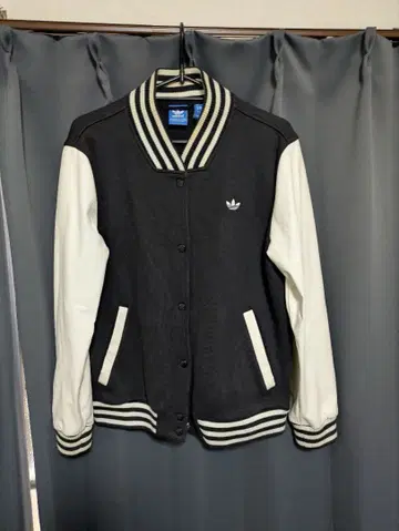 adidas 바시티 자켓 블랙/화이트 사이즈 M 아디다스