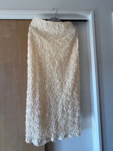 아이보리 꽃무늬 레이스 타이트 스커트