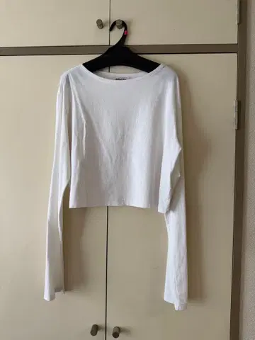 AURALEE 화이트 긴팔 크롭 티셔츠