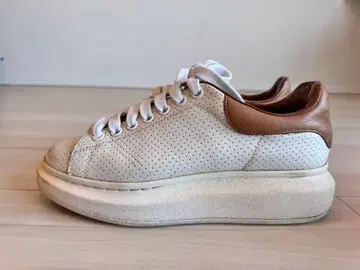 ALEXANDER MCQUEEN 퍼포레이션 스니커즈