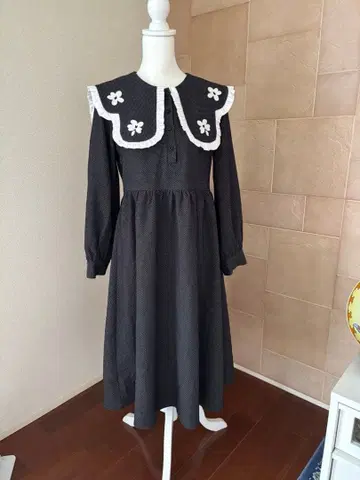 KUOSE 플라워 모티브 다크 그레이 원피스