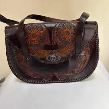 다크 브라운 가죽 숄더백