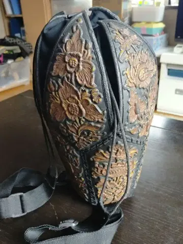 가죽 꽃무늬 엠보싱 가공 숄더백