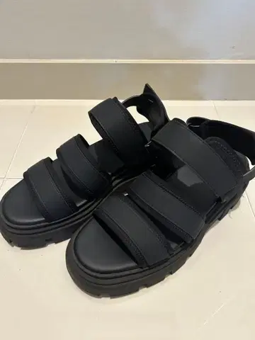 ZARA 블랙 통굽 샌들