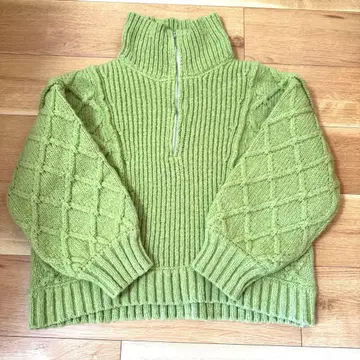 라이트 그린 하이넥 케이블 니트 스웨터