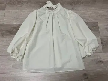 아이보리 볼륨 슬리브 블라우스