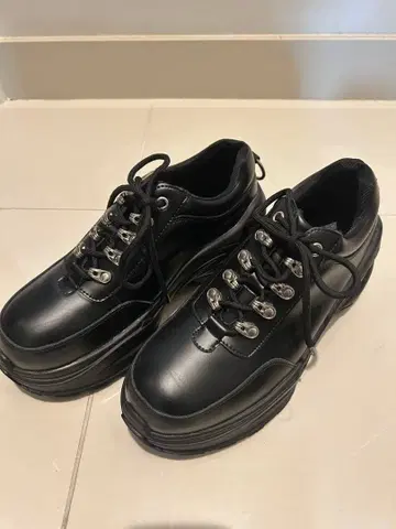 ADRER 블랙 스니커즈