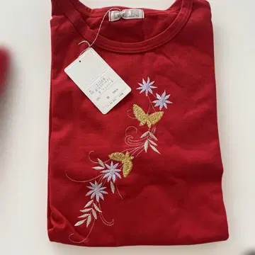 빨간색 긴팔 T셔츠 나비와 꽃 자수