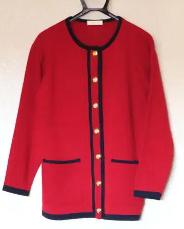골드 버튼이 달린 빨간색 가디건 M 사이즈