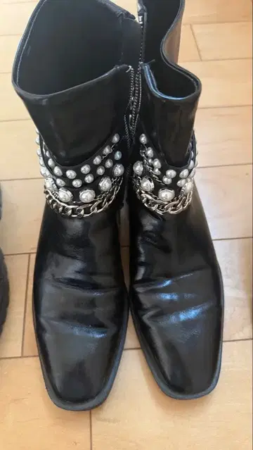 ZARA 비쥬와 체인 장식의 블랙 숏부츠