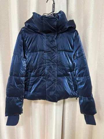 네이비 후드 부착 다운 자켓
