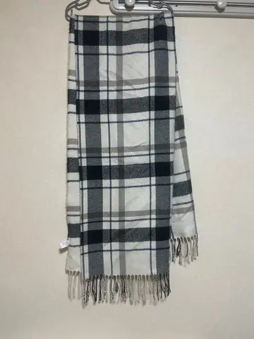 체크 무늬 프린지 달린 머플러