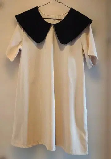 아이보리와 블랙의 큰 옷깃 원피스