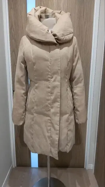 아나이 베이지 후드 부착 롱 다운 자켓