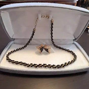 블랙과 금색 뜨개질 목걸이와 귀찌 세트입니다.