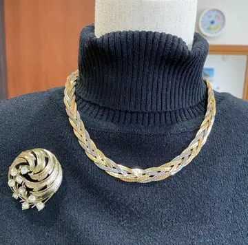 골드 뜨개질 목걸이와 브로치 세트