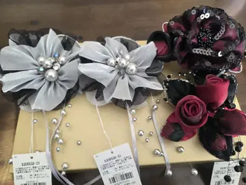 도쿄 소와르 코사지 브로치