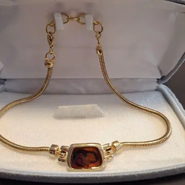 골드 컬러 스네이크 체인 목걸이입니다.