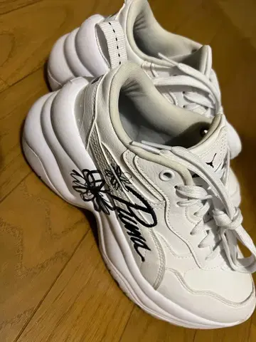 Puma 화이트 스니커즈