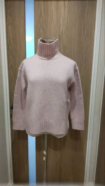 핑크 터틀넥 니트 스웨터