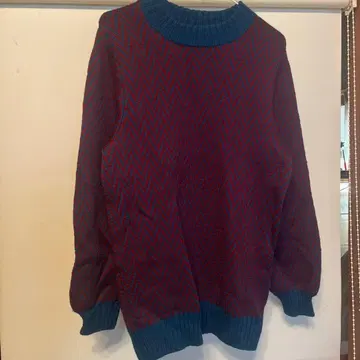 빨간색과 파랑색의 지그재그 니트 스웨터