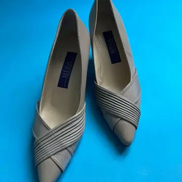 베이지 크로스 스트랩 펌프스