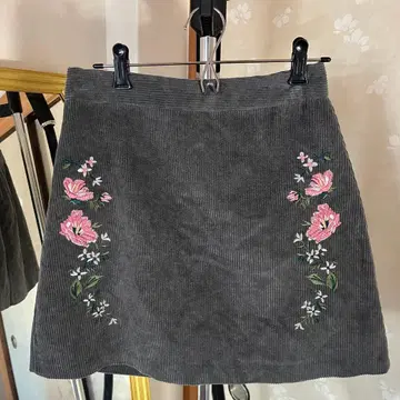 그레이 코듀로이 타이트 스커트 꽃무늬 자수