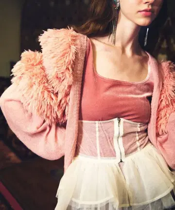 라벨에튀드 퍼 숄더 시스루 니트 숏 가디건