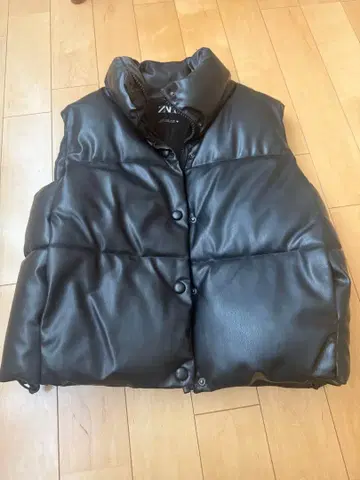 ZARA 블랙 다운 베스트 M 사이즈