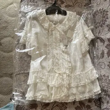 핑크하우스 프릴 장식 화이트 반팔 블라우스