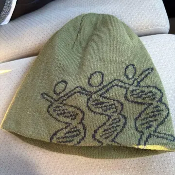 올리브 그린 니트 모자 인물 실루엣