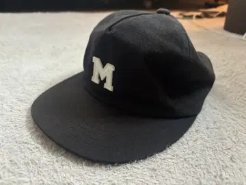 블랙 M 자수 캡