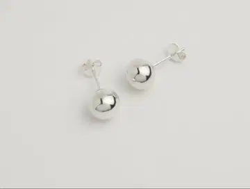 실버 볼형 귀걸이