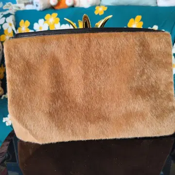 Beams heart 송치 소재 베이지 클러치백 2way 금장식