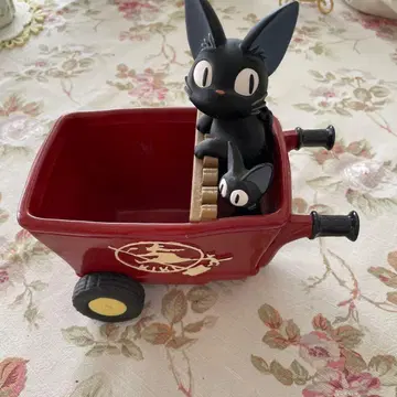 검은 고양이 피규어 포함 빨간색 손수레