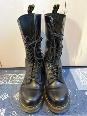 닥터마틴 14홀 23cm