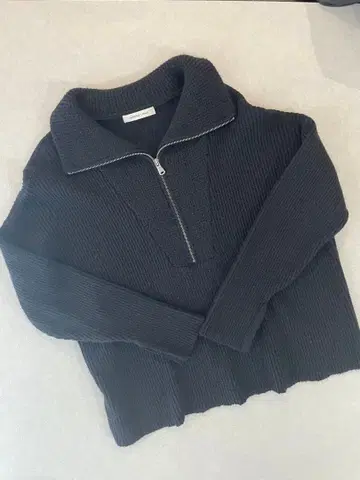 CAPRICIEUX LEMAAGE 블랙 하프 지퍼 스웨터