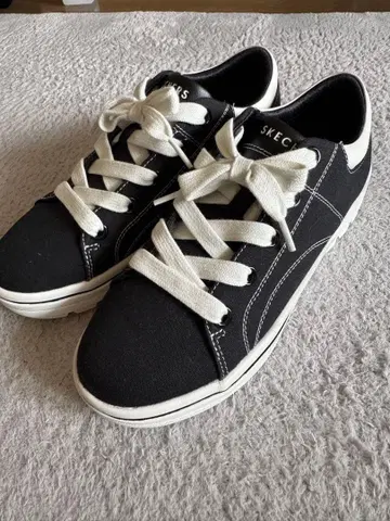 SKECHERS 블랙/화이트 스니커즈 25cm