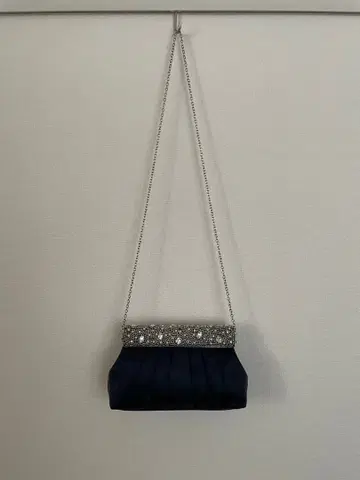 네이비 플리츠 클러치백 비쥬 포함