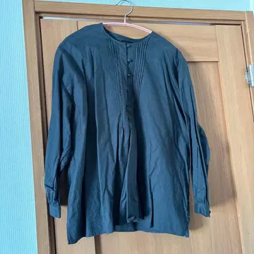 다크 그레이 긴팔 셔츠 플리츠 디자인