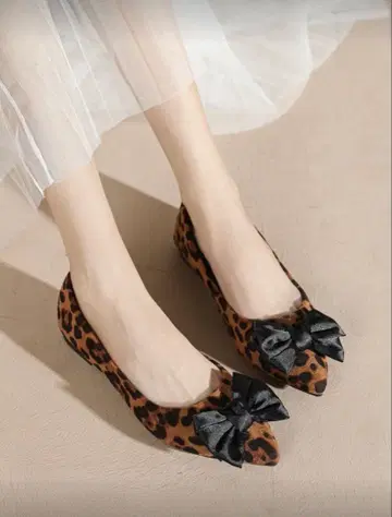 레오파드 무늬 리본 포함 플랫슈즈