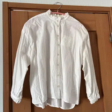 휴일과 시 화이트 셔츠 프릴 옷깃