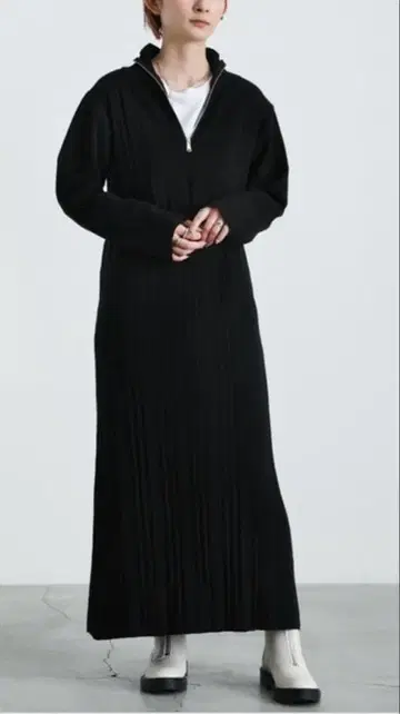 select MOCA 하이넥 하프 지퍼 니트 원피스