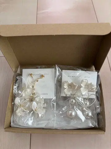 꽃 모티브 귀걸이(양쪽용) 화이트 웨딩