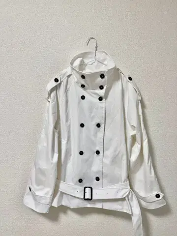 화이트 더블 브레스트 트렌치코트