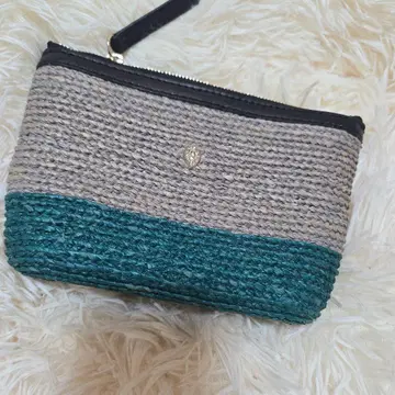 그레이와 터콰이즈의 파우치