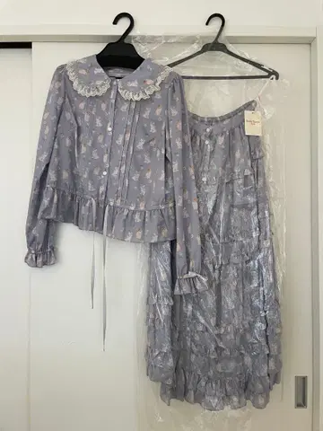 에밀리 템플큐트 상하의 세트