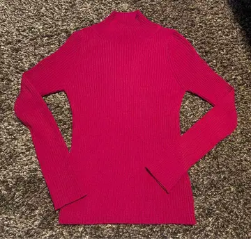 [ 새상품급 ] 투모로우랜드 체리 핑크 리브 니트 하이넥 긴팔